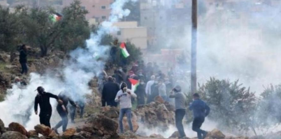 إصابة العشرات بمواجهات مع الإحتلال في قريوت جنوب نابلس